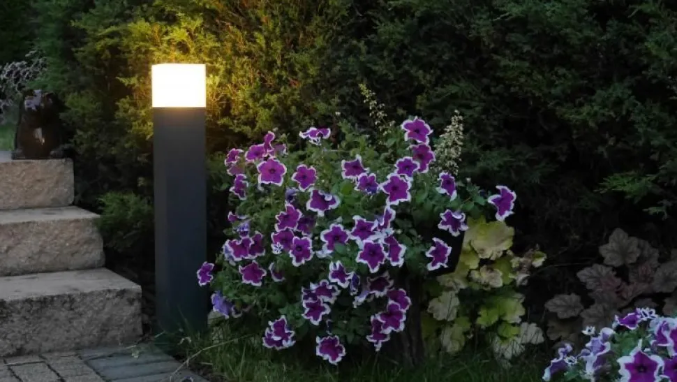 Außen Wandlampe eckig in Silber IP44 E27 AWERNE